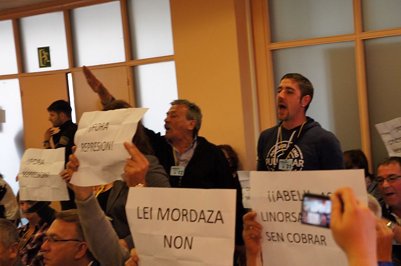 2016 05 30 ProtestaRegulamentoPlenoVigo14.JPG